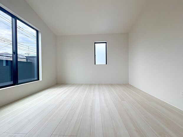 【洋室8帖】部屋の快適性を追求していくと、内装はシンプルになります。そしてポイント、ポイントにアクセントをつけて、リズムをつくる。シンプルな内装とは、リズミカルな内装と気づきます。
