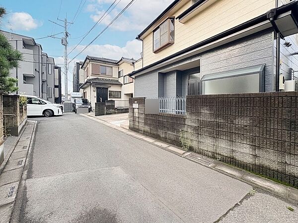 【前面道路】車の通行が少ないので、静かな住環境を維持することができます。