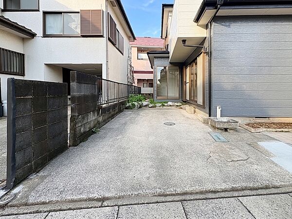 【駐車場】カースペース2台可／駐輪スペース。広々カースペースです。自転車、バイクなども置き場に困りません。
