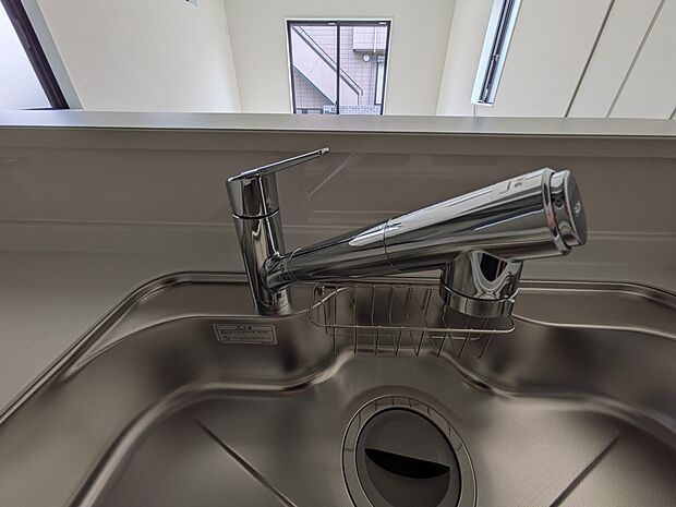【浄水器一体型混合水栓】一つの蛇口で「原水(水道水)」「シャワー」「浄水」を切り替えられる、浄水器を内蔵した混合水栓です。浄水は、水栓本体の首部分に付属のカートリッジをセットして使用します。…