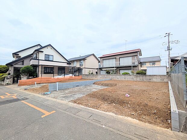 【現地外観】家族の温かさと陽光の暖かさ、楽しい毎日と明るい未来を予感させる「空間が織り成すひとつ先の住み心地」を演出します。