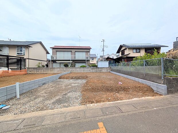 【 駐車場 】 戸建ての購入を検討することになったきっかけに「駐車場を持てること」を挙げる方が多くいらっしゃいます。駐車場代金を支払続ける必要がないことは、駐車場付き戸建を持つ最大のメリッ…