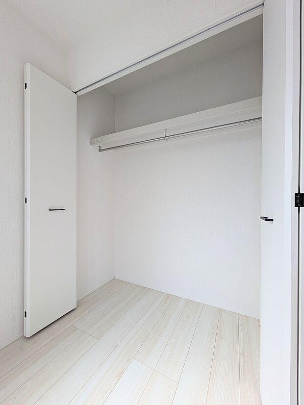 【収納】壁面クローゼットのメリットは、衣類が横一列に並ぶためひと目で洋服が選びやすいこと。衣類をたくさんお持ちの方も、限られたスペース内に無理なく収納することができます。