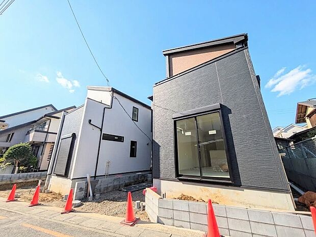 【現地外観】家族の温かさと陽光の暖かさ、楽しい毎日と明るい未来を予感させる「空間が織り成すひとつ先の住み心地」を演出します。