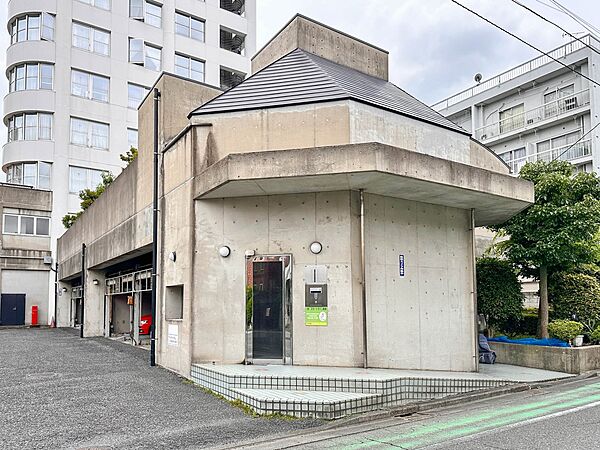 【エントランス】その住居の第一印象となるのがエントランスホールです。訪問されたお客さまをやさしくお迎えします。エントランスホールは、いわば住居の顔です。