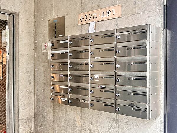 【郵便受け】エントランス横の郵便受け。