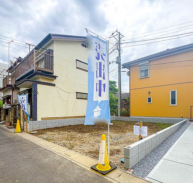 【外観】堂々たる趣ながら、主張し過ぎずどこか余裕を感じさせるシャープなフォルムで佇む邸宅は、晴天の空と照らし合わせる事で、本来あるべき完成形の姿を見せてくれます。