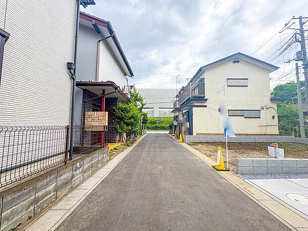 【前面道路】車の通行が少ないので、静かな住環境を維持することができます。