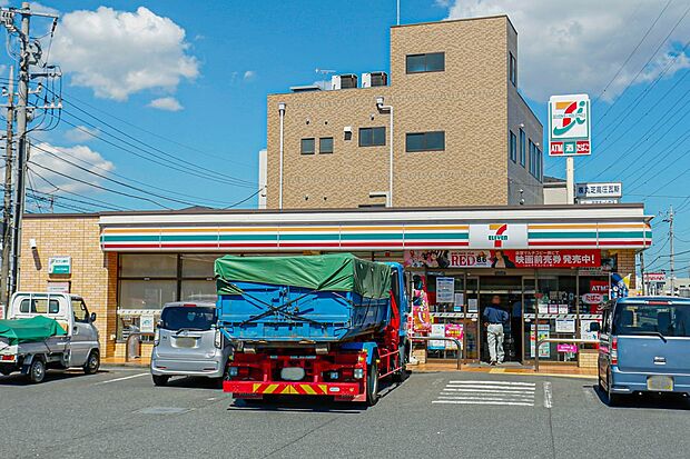 コンビニ 600m セブンイレブン川口伊刈店(【】セブンイレブンは近くて便利を掲げています。近くとは、心の近さ。便利とはモノが期待以上の品質でお客さまに届くこと。セブン銀行など新しいサービス…