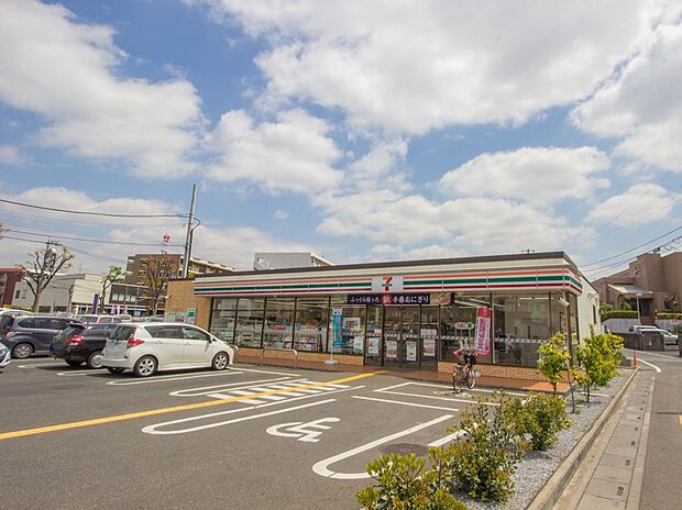 コンビニ 190m セブンイレブン大戸3丁目(セブンイレブンは近くて便利を掲げています。近くとは、心の近さ。便利とはモノが期待以上の品質でお客さまに届くこと。セブン銀行など新しいサービスを積…
