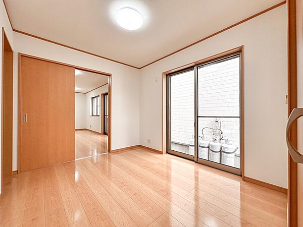 【洋室】時間によってさまざまな陽光を映し出す大きな窓。住みやすさを追求した間取り。