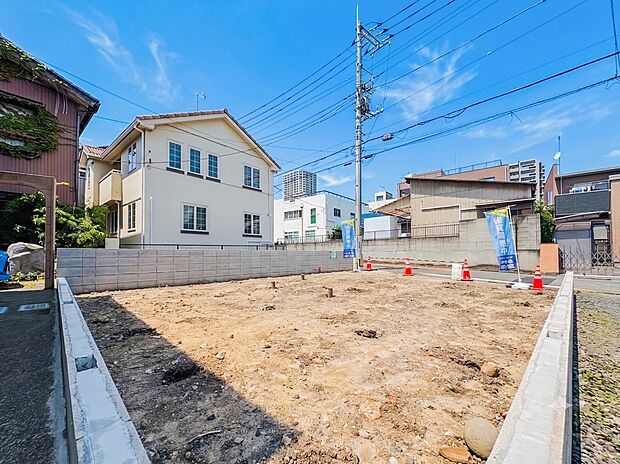 【前面道路】車の通行が少ないので、静かな住環境を維持することができます。
