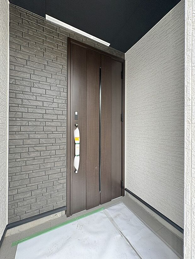 【玄関】家の顔となる玄関は、高いデザイン性が求められます。高級感と断熱性、防犯性に優れた玄関ドアを標準装備。ピッキング対策のセキュリティサムターン等、防犯に考慮しました。