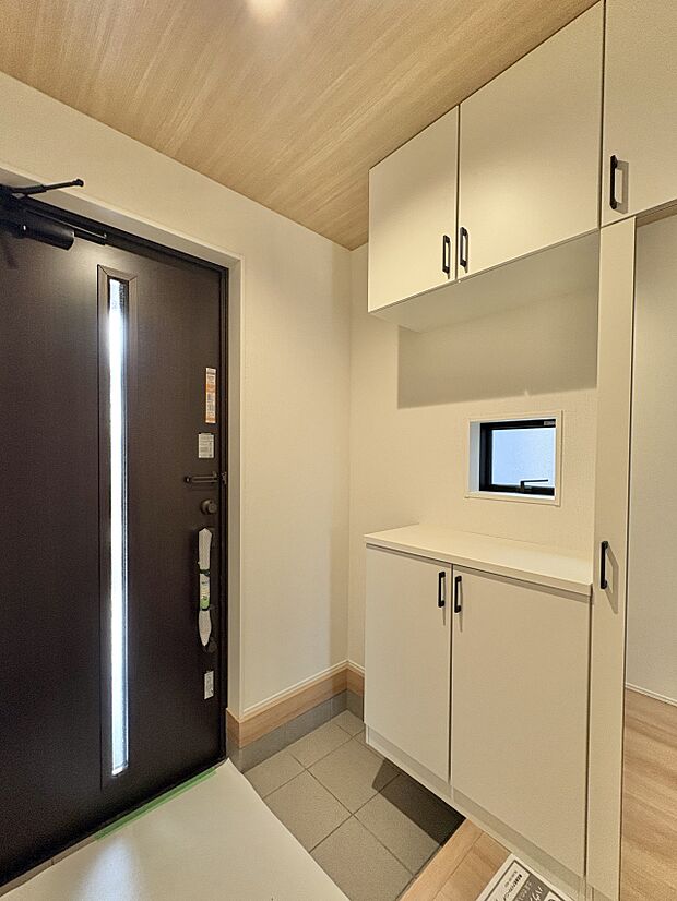 【玄関】上質感漂うアプローチ。居住者の帰り、訪れる方を優しく迎える。