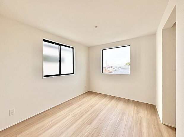 【子供部屋】お子様のお部屋にぴったりなクロークを備えたフローリング仕様の洋室です。