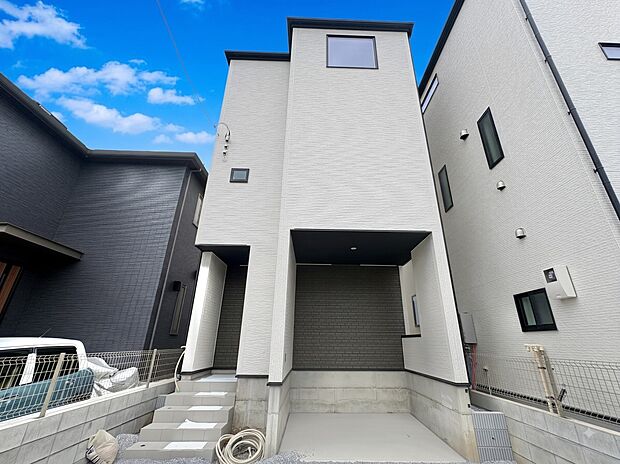【外観】家族の温かさと陽光の暖かさ、楽しい毎日と明るい未来を予感させる「空間が織り成すひとつ先の住み心地」を演出します。