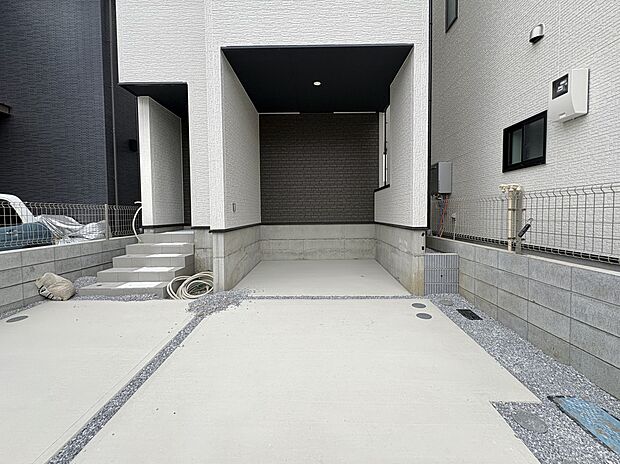 【駐車場】毎日の生活にマイカーが必須という方は、購入を検討する際、駐車場があることは大事な条件です。毎日の通勤や家族の送迎、買い物やお出かけなどクルマのある暮らしを満喫したい方は要チェック。…