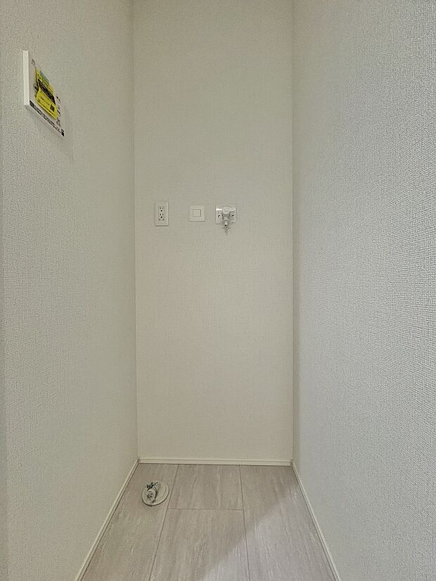 【ランドリースペース】毎日使う洗濯機。しっかりと奥行きのある置き場が確保されています。