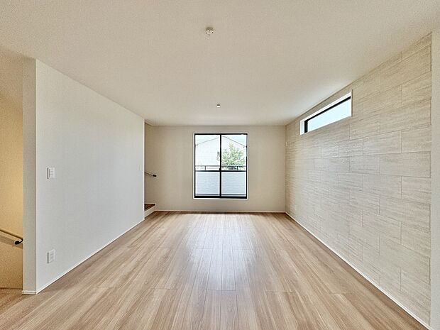 【リビングダイニング】シンプルなデザインの家は風情がある。住む人のこだわりを感じる。外観も内装もいたってシンプル。居心地がよく、家事や趣味、子育てなどにも集中できる。家も人間も熟成するほどシ…