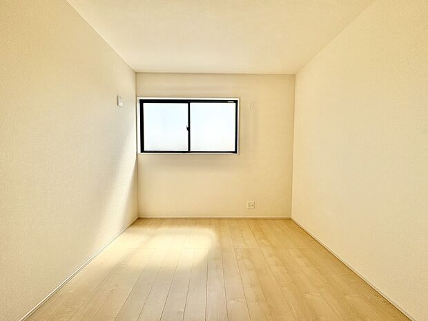 昨今のトレンドになりつつあるのが、広過ぎず、快適すぎない子ども部屋。勉強と寝るだけの部屋にすることで閉じこもりがなくなり、リビングで過ごす時間が増えると言われています。