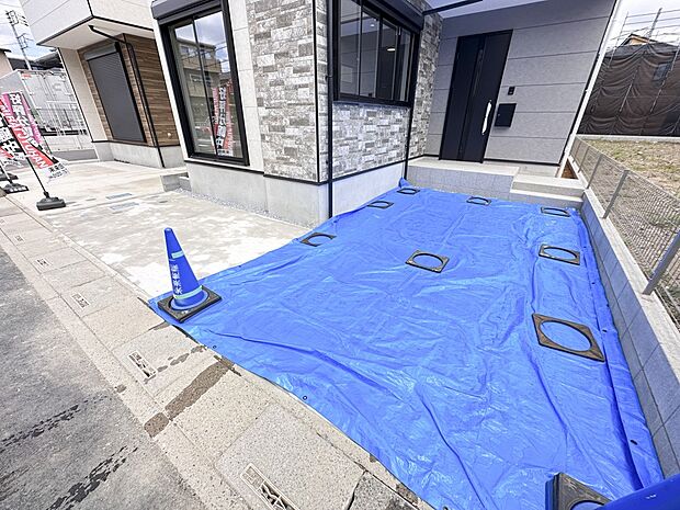 【駐車場】カースペース2台可/駐輪スペース。広々カースペースです。自転車、バイクなども置き場に困りません。