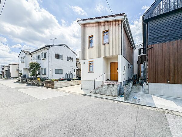 【外観】家族の温かさと陽光の暖かさ、楽しい毎日と明るい未来を予感させる「空間が織り成すひとつ先の住み心地」を演出します。