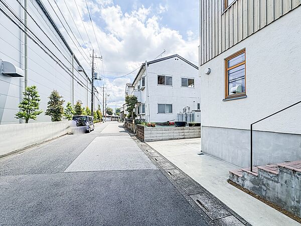 【前面道路】陽当りや通風性など各所に施された工夫で住みやすさを実現。部屋の大きさや周辺環境・街並など、資料には掲載していない情報が現地にはたくさんございます。是非ご確認下さい。