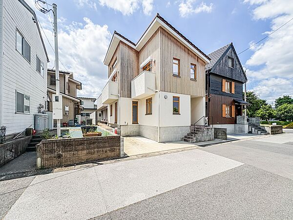 【外観】家族の温かさと陽光の暖かさ、楽しい毎日と明るい未来を予感させる「空間が織り成すひとつ先の住み心地」を演出します。