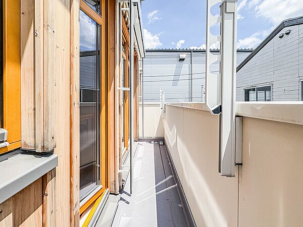 【バルコニー】  バルコニーから差し込む陽光・通風は、住環境・快適性と共に有り続ける貴重な「財産」です。