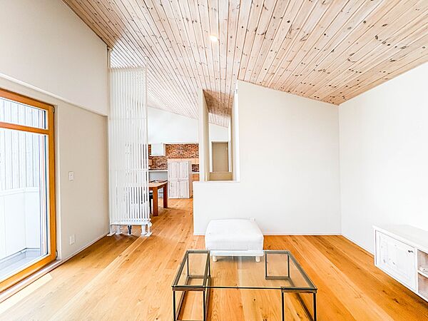 【リビングダイニング】シンプルなデザインの家は風情がある。住む人のこだわりを感じる。外観も内装もいたってシンプル。居心地がよく、家事や趣味、子育てなどにも集中できる。家も人間も熟成するほどシ…