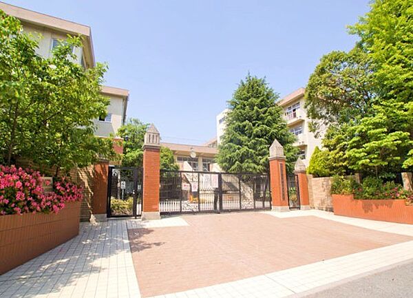 中学校 1800m 南浦和中学校(南浦和中学校(市立浦和南高校や小学校、幼稚園などと並んだ場所に位置します。長く輝かしい歴史を持ち、生徒が勉学に集中できる環境の中で、独特の教育活動の充実を図…