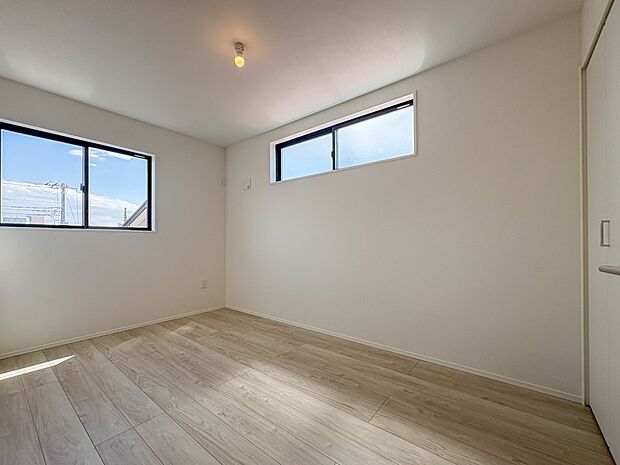 【子供部屋5.0帖】お子様のお部屋にぴったりなクロークを備えたフローリング仕様の洋室です。