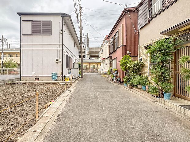 【前面道路4ｍ】車の通行が少ないので、静かな住環境を維持することができます。