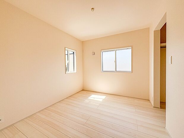 【子供部屋5.25帖】お子様のお部屋にぴったりなクロークを備えたフローリング仕様の洋室です。