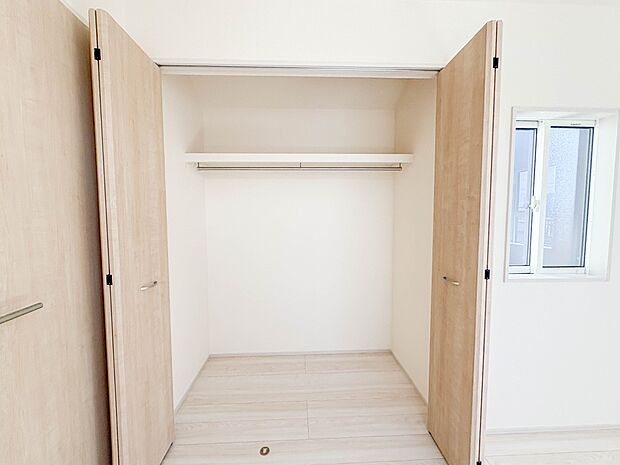 【収納】壁面クローゼットのメリットは、衣類が横一列に並ぶためひと目で洋服が選びやすいこと。衣類をたくさんお持ちの方も、限られたスペース内に無理なく収納することができます。