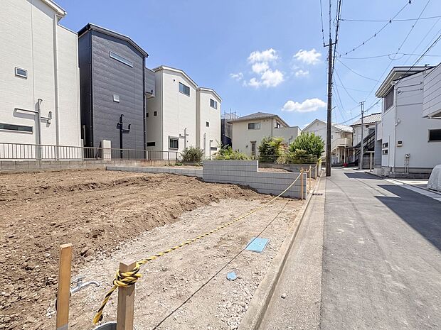 【前面道路4m】家の前をまっすぐの通りが走っている。クルマは少なく、人々は毎朝、ウォーキング、ジョギング、犬の散歩など、フリーな朝時間を過ごしている。