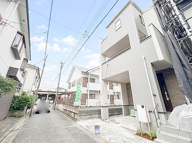 【外観】堂々たる趣ながら、主張し過ぎずどこか余裕を感じさせるシャープなフォルムで佇む邸宅は、晴天の空と照らし合わせる事で、本来あるべき完成形の姿を見せてくれます。