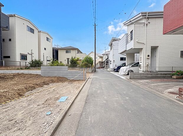 【前面道路4m】車の通行が少ないので、静かな住環境を維持することができます。