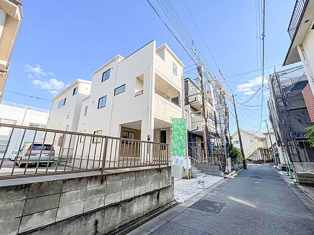 【外観】家族の温かさと陽光の暖かさ、楽しい毎日と明るい未来を予感させる「空間が織り成すひとつ先の住み心地」を演出します。