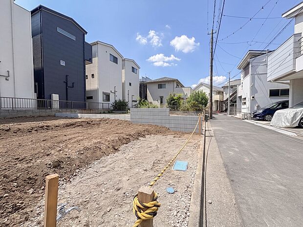 【前面道路4m】車の通行が少ないので、静かな住環境を維持することができます。