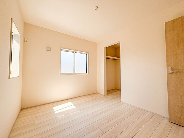 【洋室5.25帖】柔らかな陽光とフローリングの色味が調和した快適な空間。
