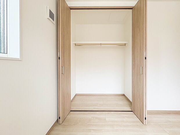 【収納】壁面クローゼットのメリットは、衣類が横一列に並ぶためひと目で洋服が選びやすいこと。衣類をたくさんお持ちの方も、限られたスペース内に無理なく収納することができます。