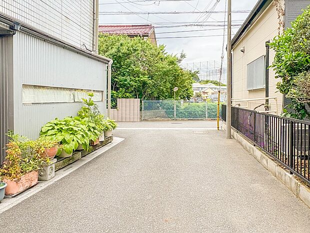 【前面道路】車の通行が少ないので、静かな住環境を維持することができます。