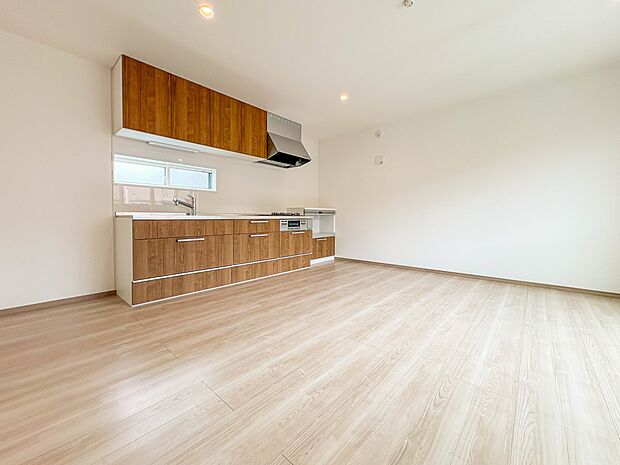 【LDK12帖】ダイニングテーブルを置いても十分な広さが確保されています。