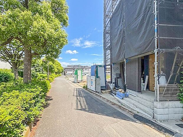 【前面道路4M】家の前をまっすぐの通りが走っている。クルマは少なく、人々は毎朝、ウォーキング、ジョギング、犬の散歩など、フリーな朝時間を過ごしている。