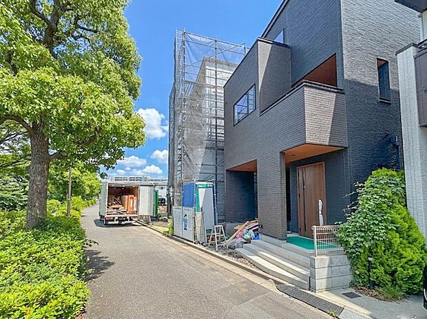 【前面道路4M】家の前をまっすぐの通りが走っている。クルマは少なく、人々は毎朝、ウォーキング、ジョギング、犬の散歩など、フリーな朝時間を過ごしている。