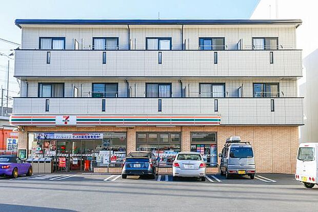 コンビニ 400m セブンイレブン浦和白幡6丁目店(セブンイレブンは近くて便利を掲げています。近くとは、心の近さ。便利とはモノが期待以上の品質でお客さまに届くこと。セブン銀行など新しいサービ…