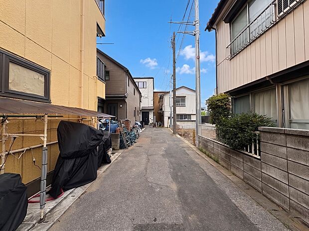 【前面道路】車の通行が少ないので、静かな住環境を維持することができます。※青空はイメージです。