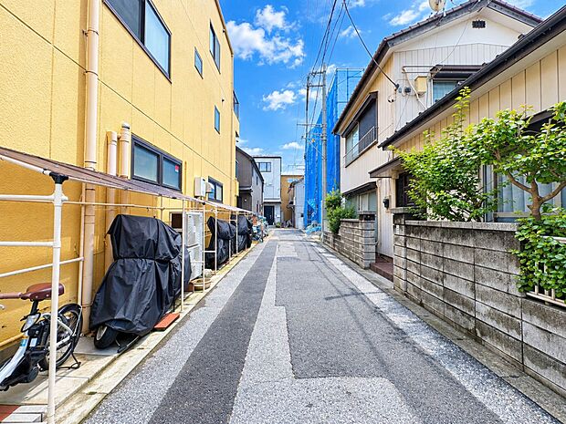 【前面道路】車の通行が少ないので、静かな住環境を維持することができます。※青空はイメージです。