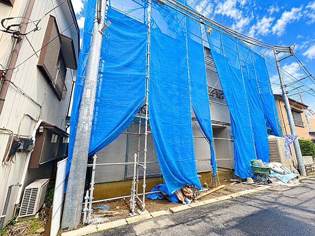 【外観】家族の温かさと陽光の暖かさ、楽しい毎日と明るい未来を予感させる「空間が織り成すひとつ先の住み心地」を演出します。※青空はイメージです。